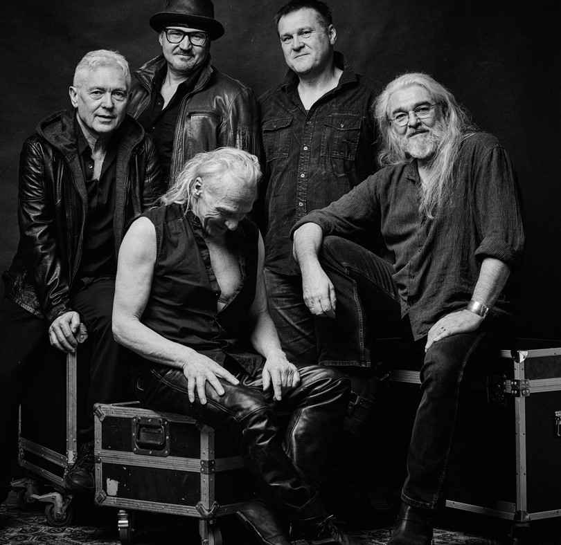 MAGIC MOJO Cover Communion (Von Country über Rock bis Metal)